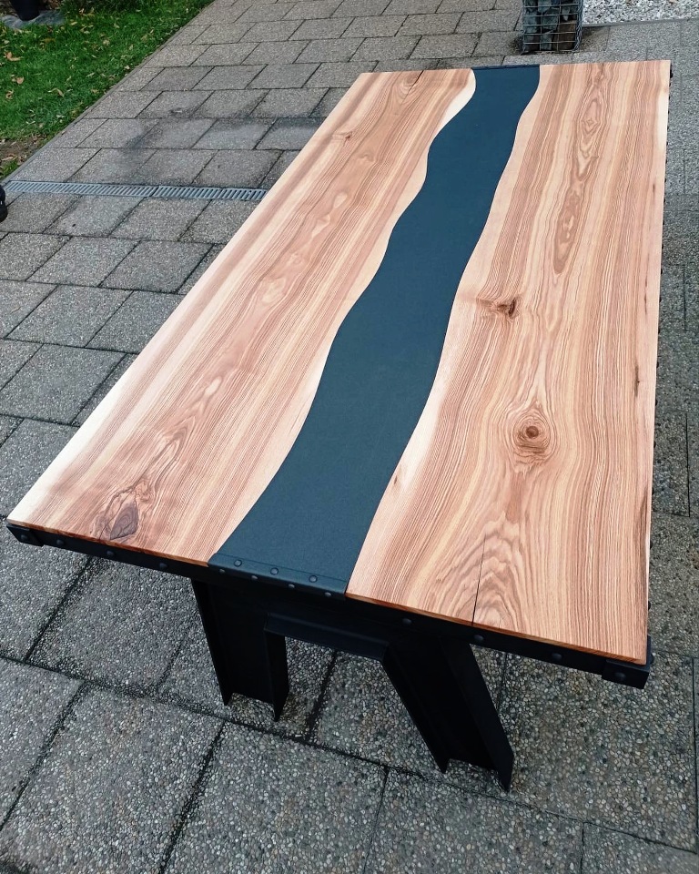 Industriální stůl s masivní deskou