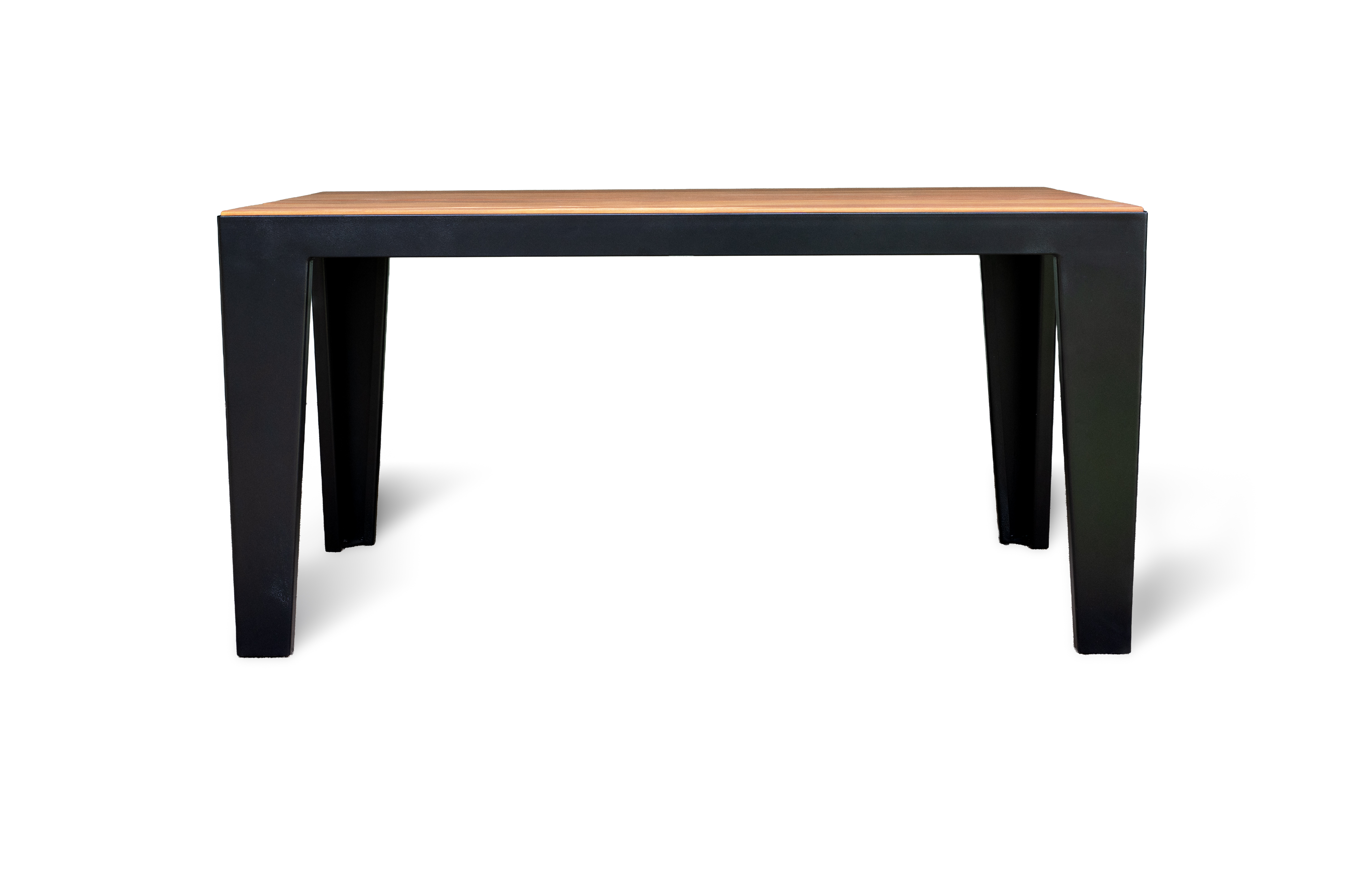 Kovový stůl z čelního pohledu