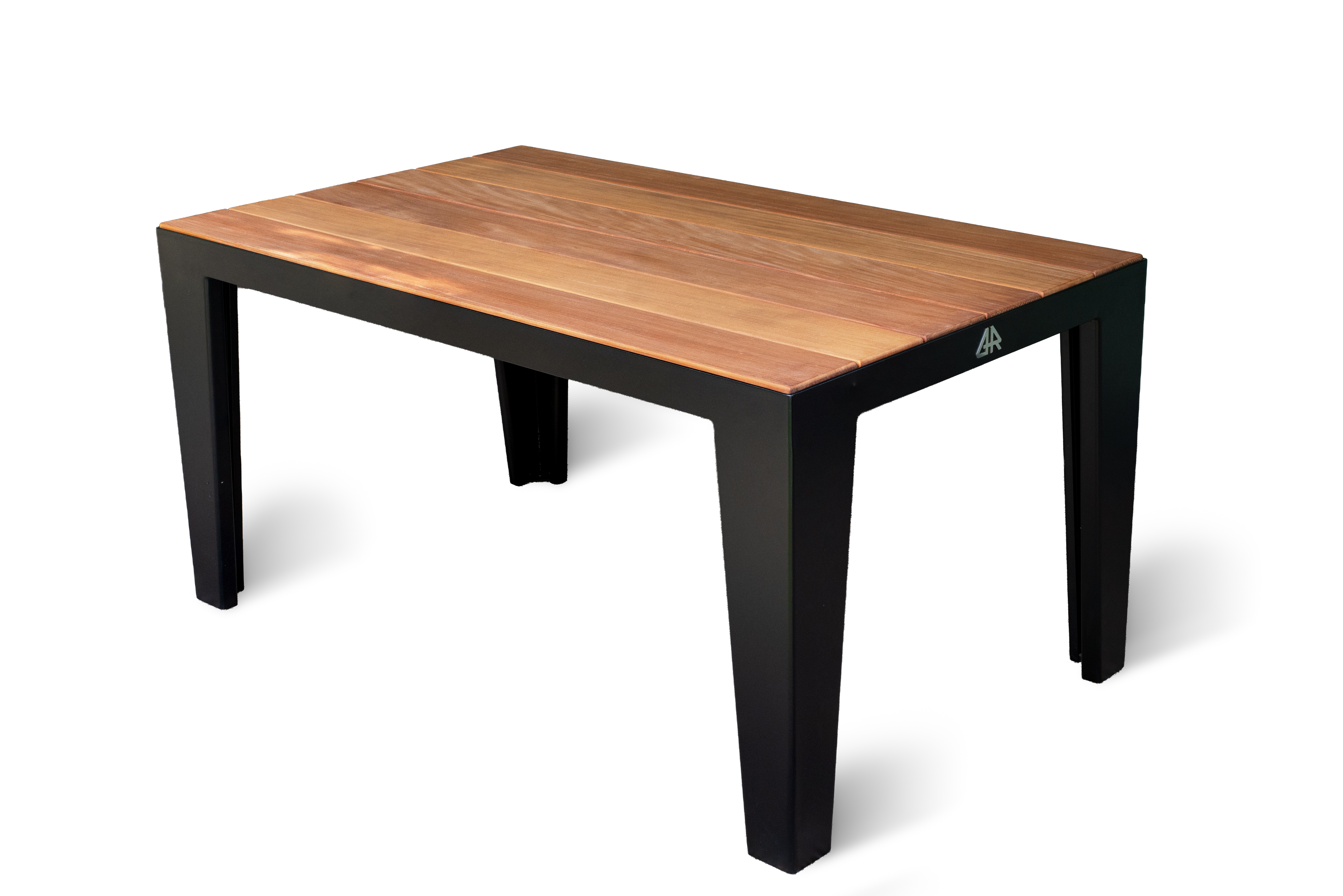 Kovový stůl v šikmém pohledu