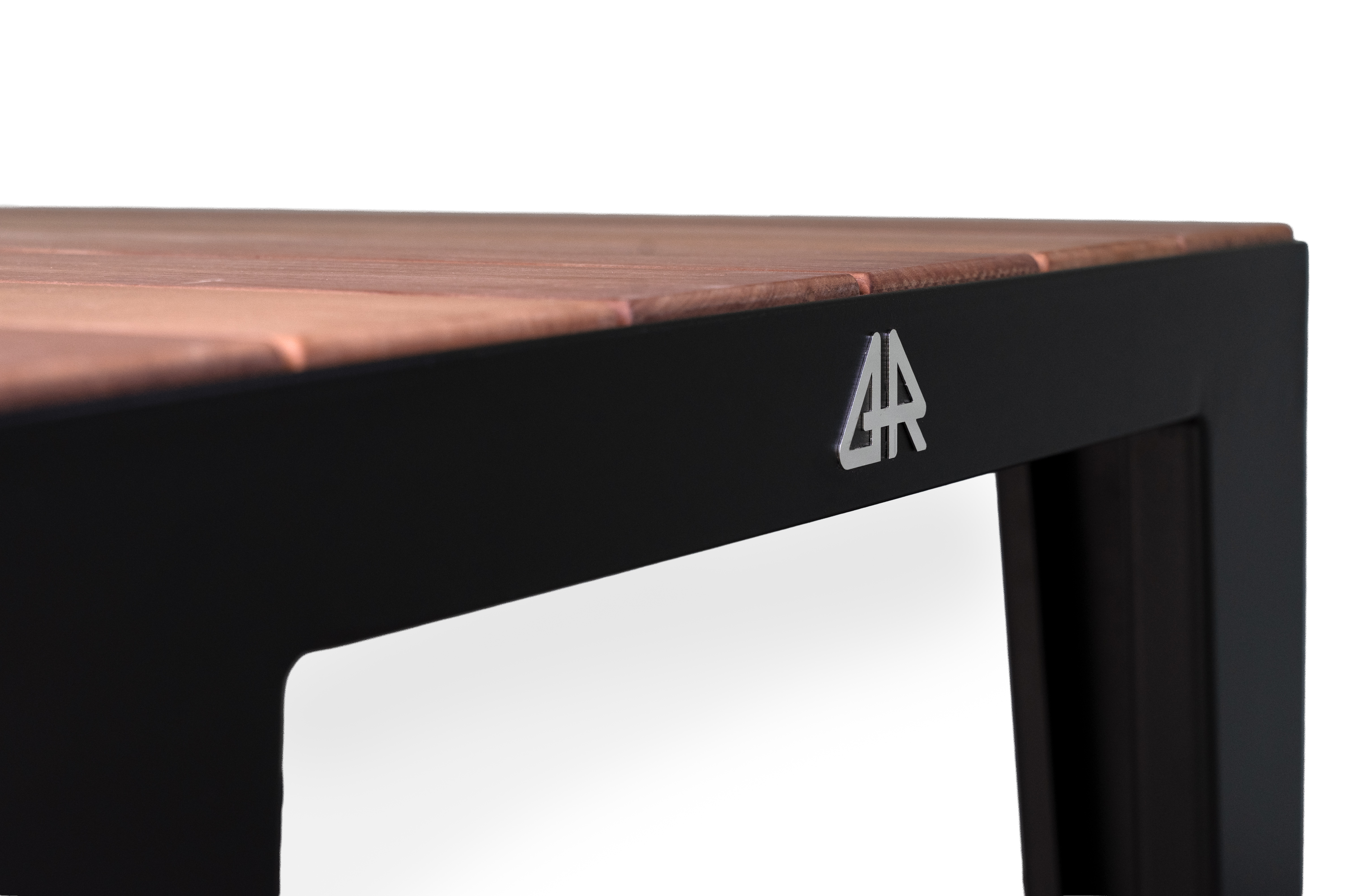 Detail hrany stolu s logem